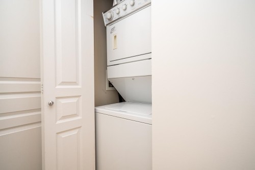 516-9319 University Crescent, Burnaby, BC - Indoor Photo Showing Laundry Room