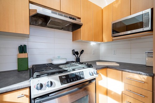 516-9319 University Crescent, Burnaby, BC - Indoor Photo Showing Kitchen With Stainless Steel Kitchen