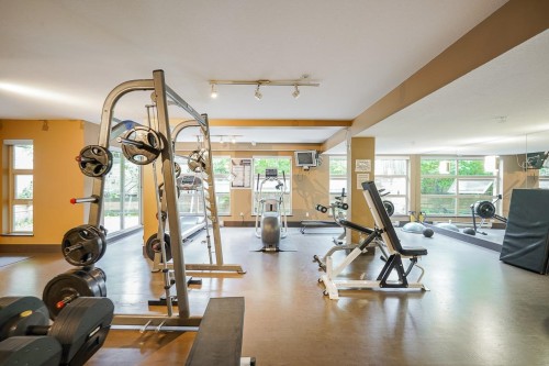 516-9319 University Crescent, Burnaby, BC - Indoor Photo Showing Gym Room