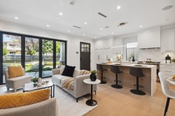 1-2244 11th Avenue E Vancouver, BC V5N 1Z6