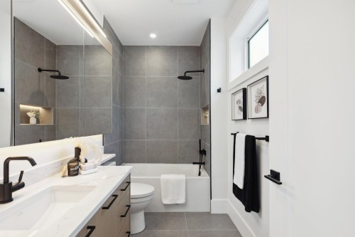 1-2244 11Th Avenue E, Vancouver, BC 