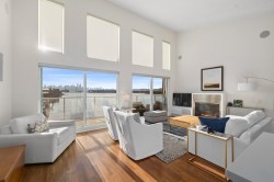 20-415 Esplanade Avenue W North Vancouver, BC V7M 1A6