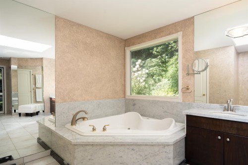 3897 Bayridge Avenue, West Vancouver, BC 