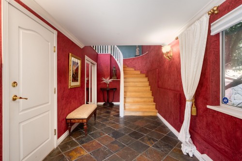 3897 Bayridge Avenue, West Vancouver, BC 