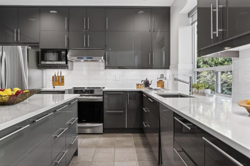 98 Linden Court, Port Moody, BC - Indoor Photo Showing Kitchen With Upgraded Kitchen