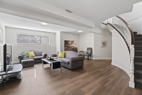 98 Linden Court, Port Moody, BC - Indoor Photo Showing Other Room