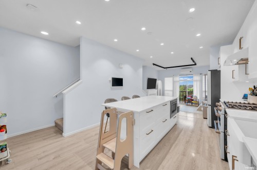186-3105 Dayanee Springs Boulevard, Coquitlam, BC 