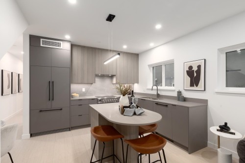 204-2329 34th Avenue E Vancouver, BC V5R 2S6