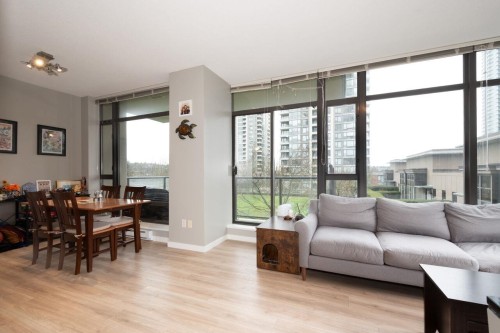 401-4250 Dawson Street, Burnaby, BC - Indoor Photo Showing Living Room