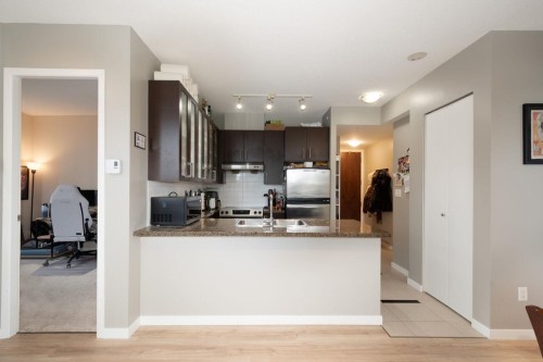 401-4250 Dawson Street, Burnaby, BC - Indoor Photo Showing Kitchen