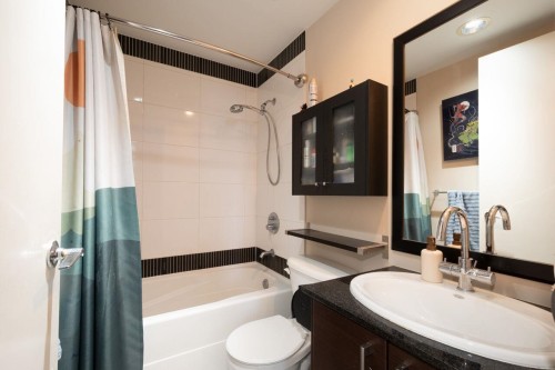 401-4250 Dawson Street, Burnaby, BC - Indoor Photo Showing Bathroom