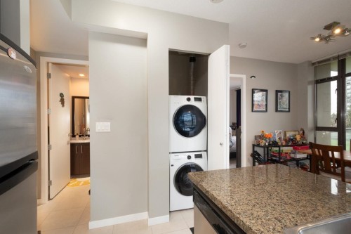 401-4250 Dawson Street, Burnaby, BC - Indoor Photo Showing Laundry Room