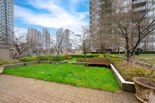 401-4250 Dawson Street, Burnaby, BC - Outdoor