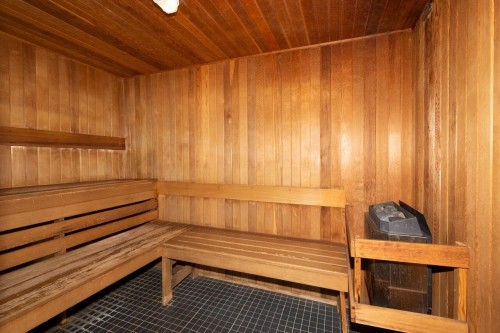 401-4250 Dawson Street, Burnaby, BC - Indoor Photo Showing Other Room