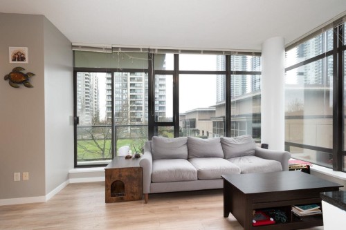 401-4250 Dawson Street, Burnaby, BC - Indoor Photo Showing Living Room
