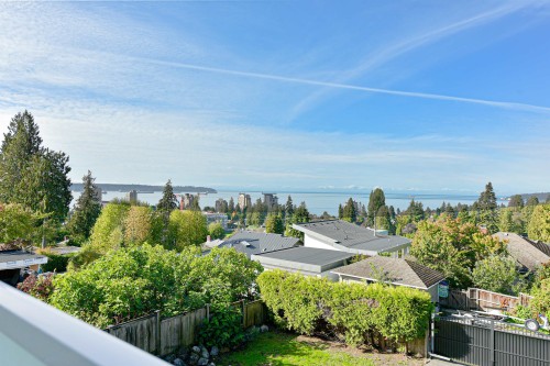 1275 20Th Street, West Vancouver, BC 