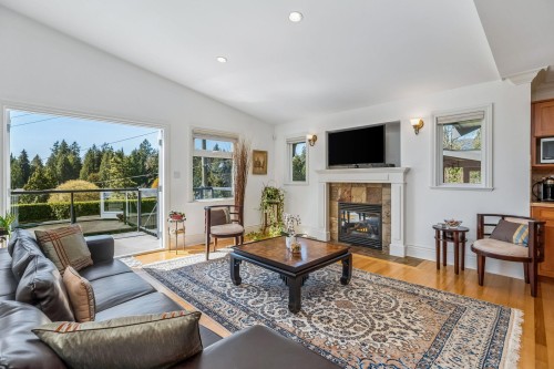 954 Tudor Avenue, North Vancouver, BC 