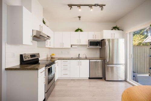 2-8533 Cumberland Place, Burnaby, BC 