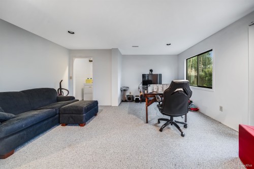 221 28Th Street W, North Vancouver, BC 