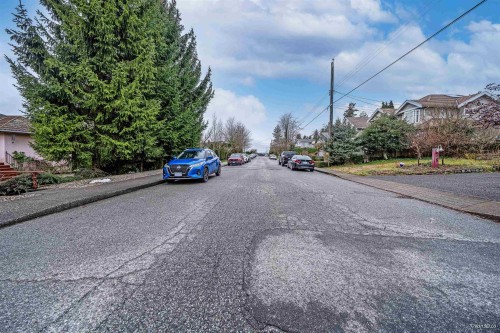 221 28Th Street W, North Vancouver, BC 