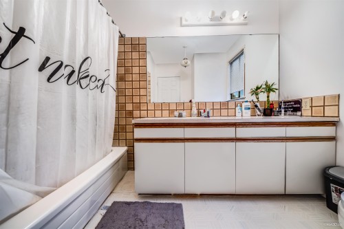 221 28Th Street W, North Vancouver, BC 