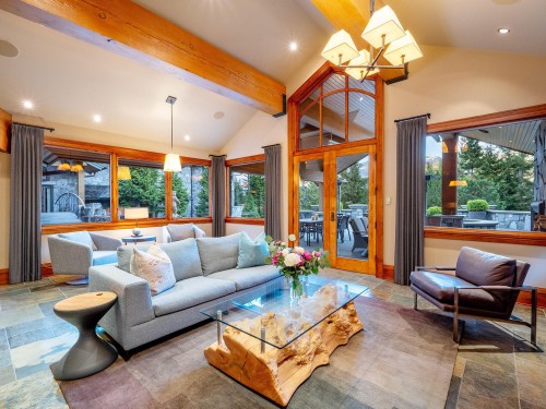 7469/73 Treetop Lane, Whistler, BC - Indoor Photo Showing Living Room