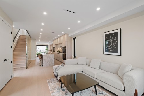 502 5Th Street E, North Vancouver, BC 