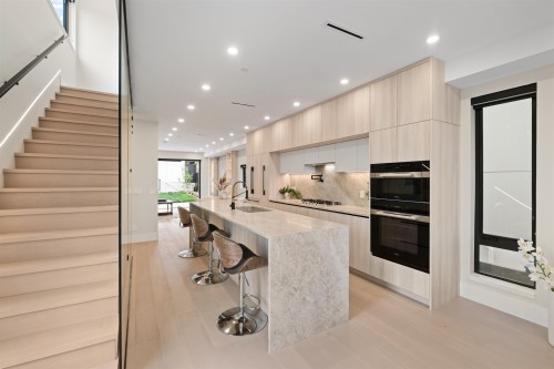 502 5Th Street E, North Vancouver, BC 