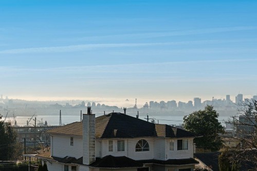 502 5Th Street E, North Vancouver, BC 
