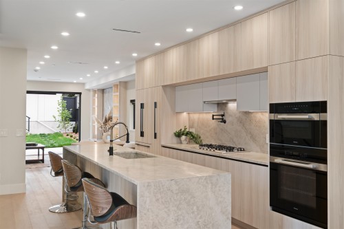 502 5Th Street E, North Vancouver, BC 