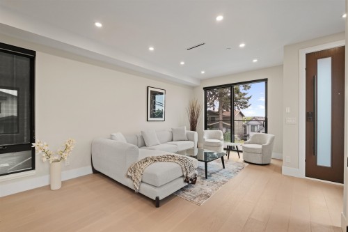 502 5Th Street E, North Vancouver, BC 