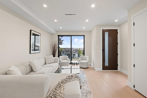 502 5Th Street E, North Vancouver, BC 