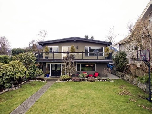 720 9th Street E North Vancouver, BC V7L 2B9