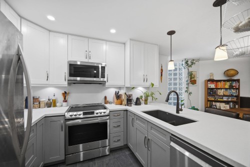 202-3187 Mountain Highway  North Vancouver, BC V7K 2H4