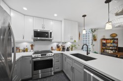 202-3187 Mountain Highway  North Vancouver, BC V7K 2H4