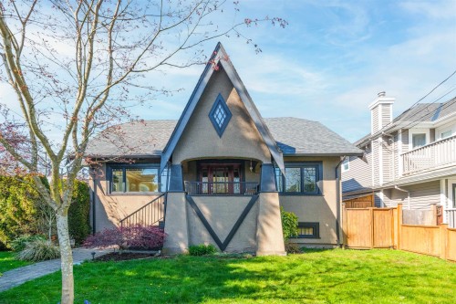 302 12Th Street E, North Vancouver, BC 