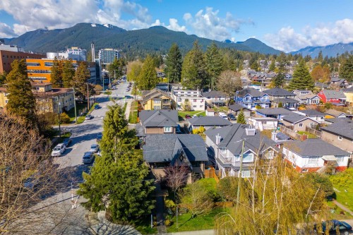 302 12Th Street E, North Vancouver, BC 