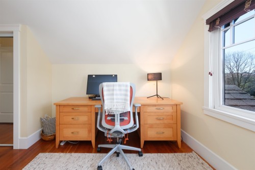 302 12Th Street E, North Vancouver, BC 