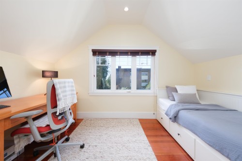 302 12Th Street E, North Vancouver, BC 