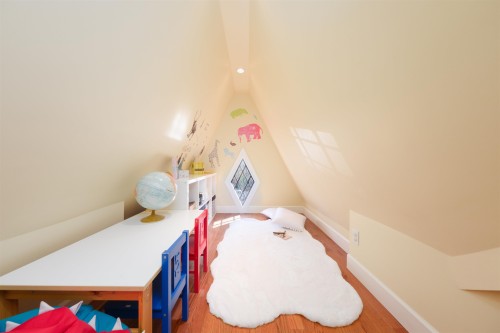 302 12Th Street E, North Vancouver, BC 