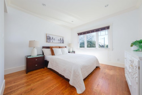 302 12Th Street E, North Vancouver, BC 