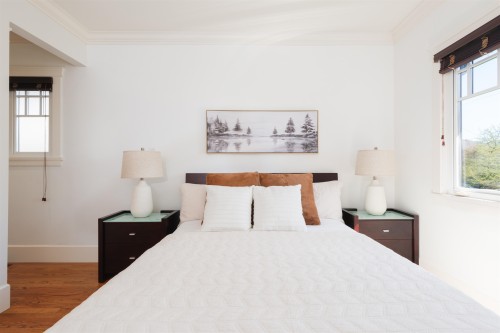 302 12Th Street E, North Vancouver, BC 