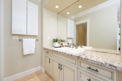 302 12Th Street E, North Vancouver, BC 