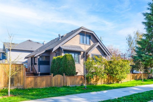 302 12Th Street E, North Vancouver, BC 