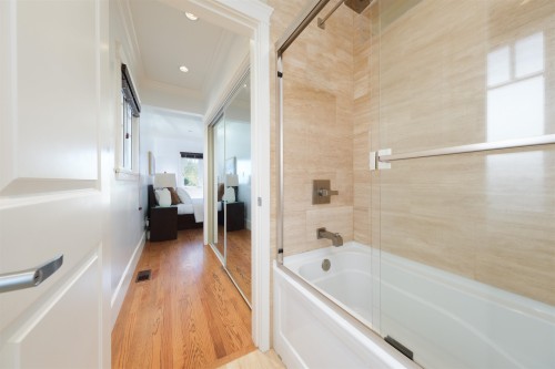 302 12Th Street E, North Vancouver, BC 