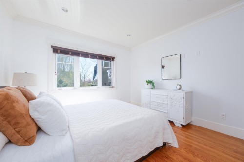 302 12Th Street E, North Vancouver, BC 