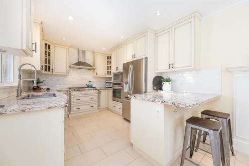 302 12Th Street E, North Vancouver, BC 
