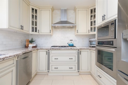 302 12Th Street E, North Vancouver, BC 