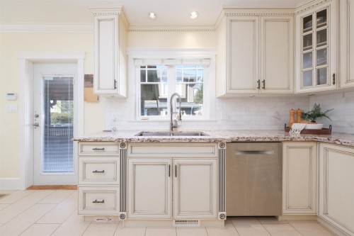 302 12Th Street E, North Vancouver, BC 
