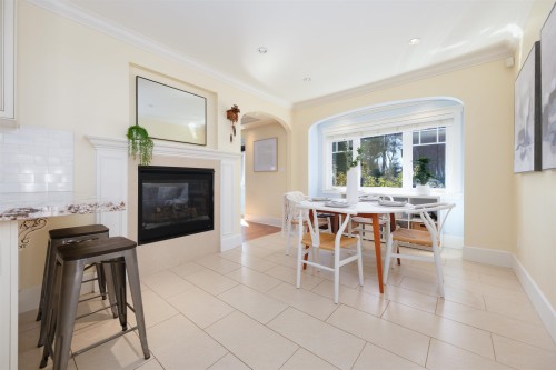302 12Th Street E, North Vancouver, BC 